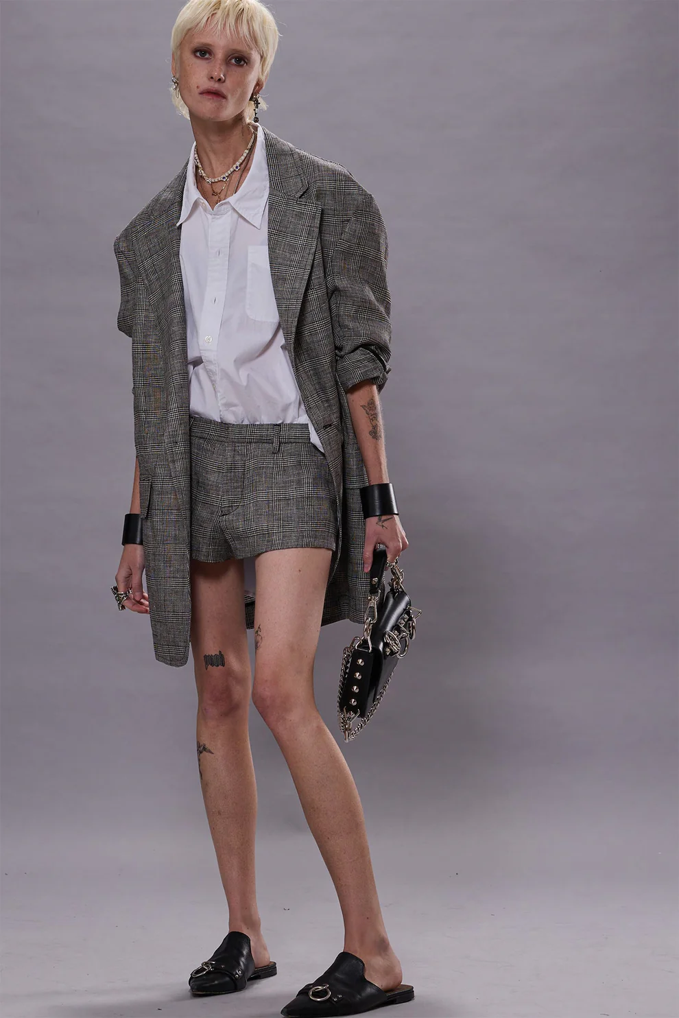 Veste de blazer oversized en lin Prince de Galles noir et blanc non doublé  Oversized Ragged Blazer R13. Porté avec une chemsie blanche de face. 