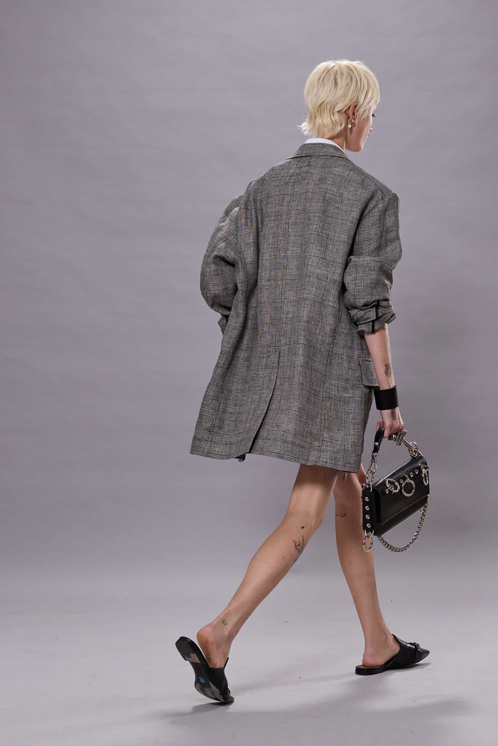 Veste de blazer oversized en lin Prince de Galles noir et blanc non doublé  Oversized Ragged Blazer R13. Porté de dos.