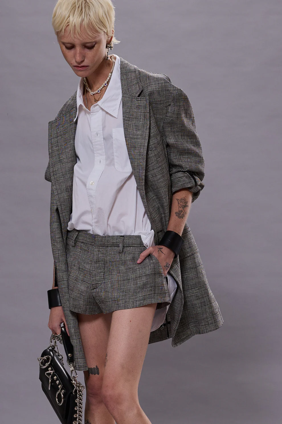 Veste de blazer oversized en lin Prince de Galles noir et blanc non doublé  Oversized Ragged Blazer R13. Porté avec un mini-short assorti.