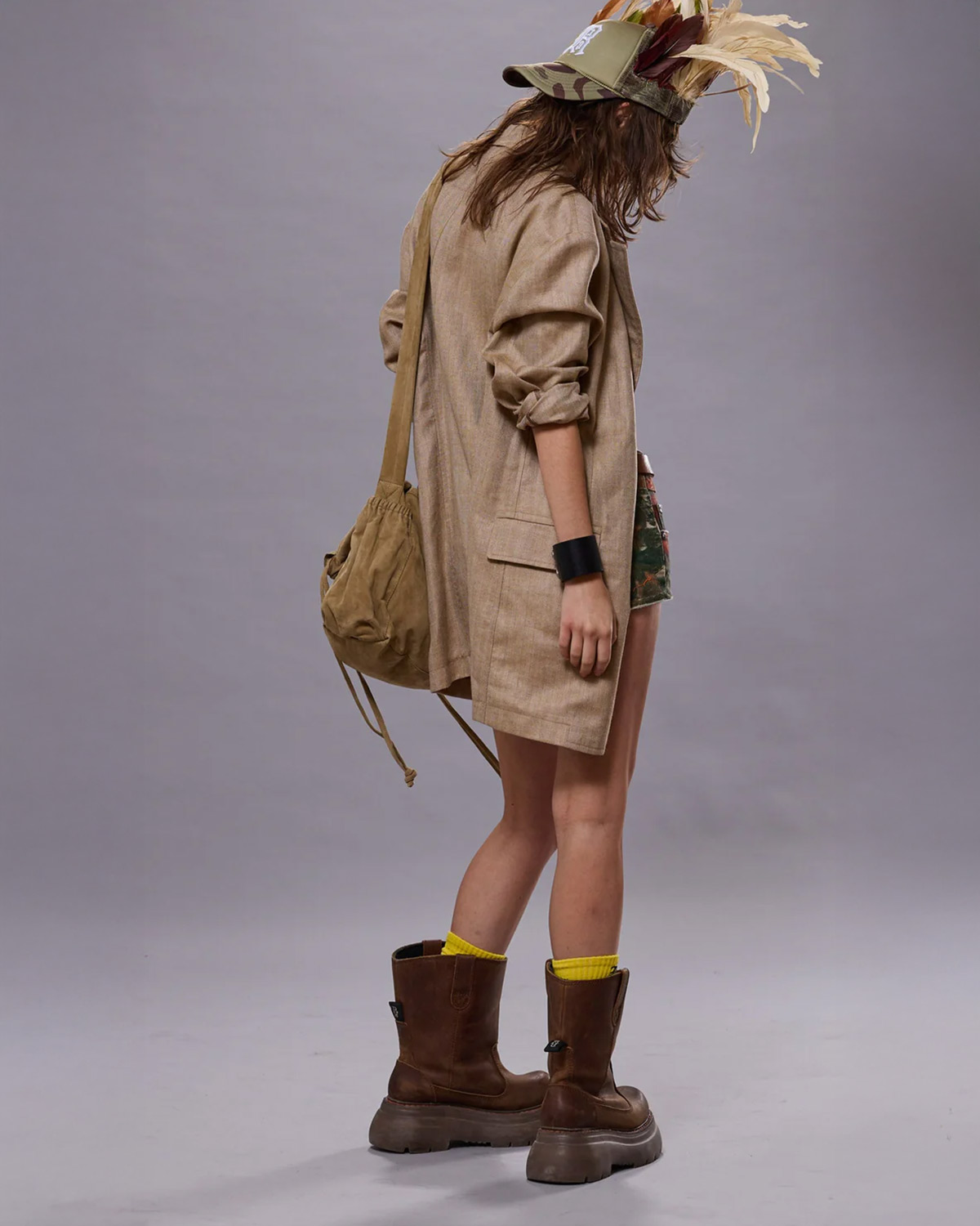 Produit Veste de blazer oversize en lin beige Ragged R13. Porté de dos. 