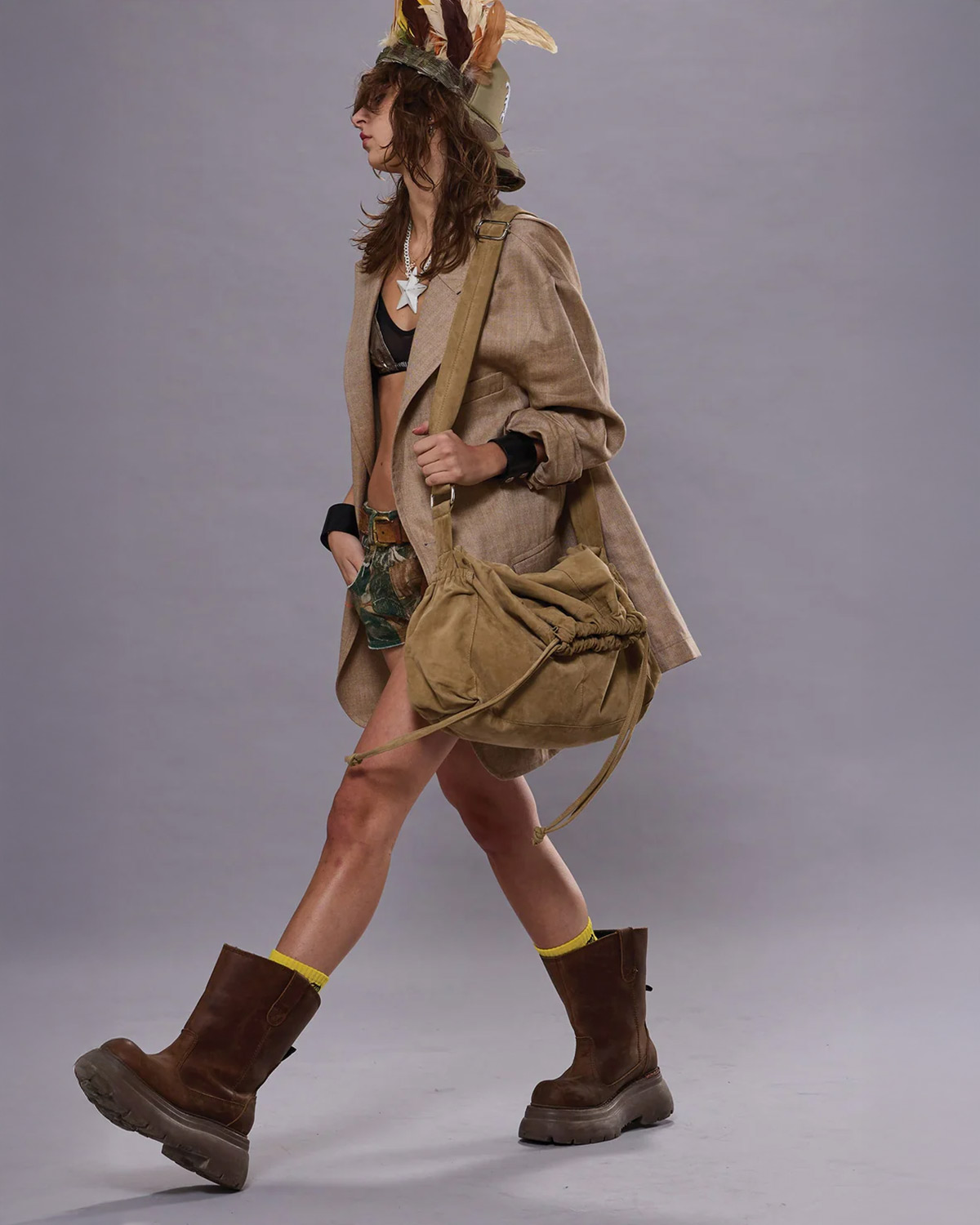 Produit Veste de blazer oversize en lin beige Ragged R13. Porté avec un mini-short. 