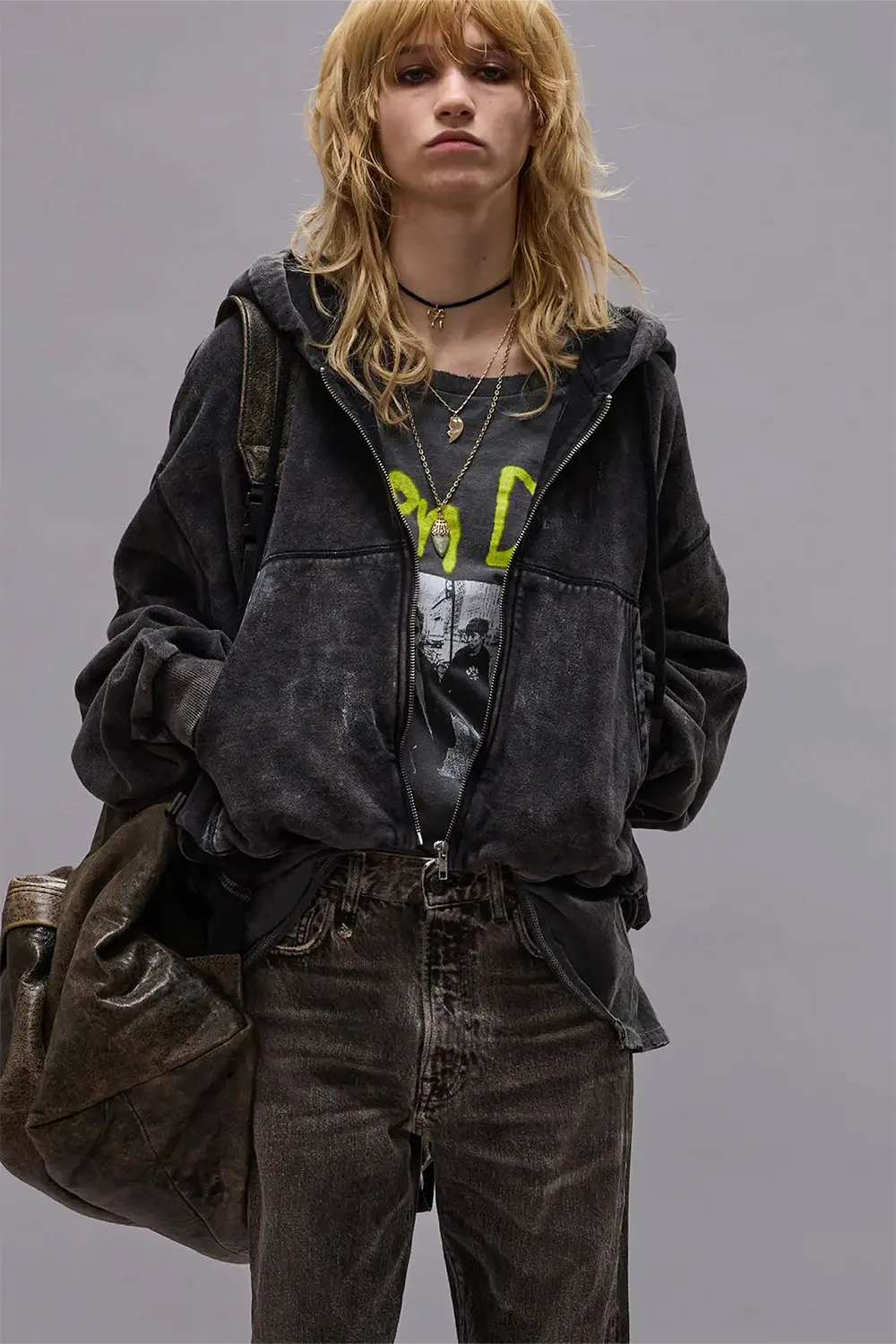 Veste sweat manches longues Balloon R13 en coton noir délavé. Vue face.