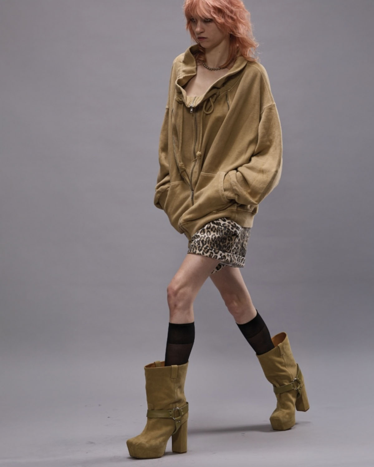 Veste sweatshirt oversized double zip beige Paperbag R13. Porté fermé. 