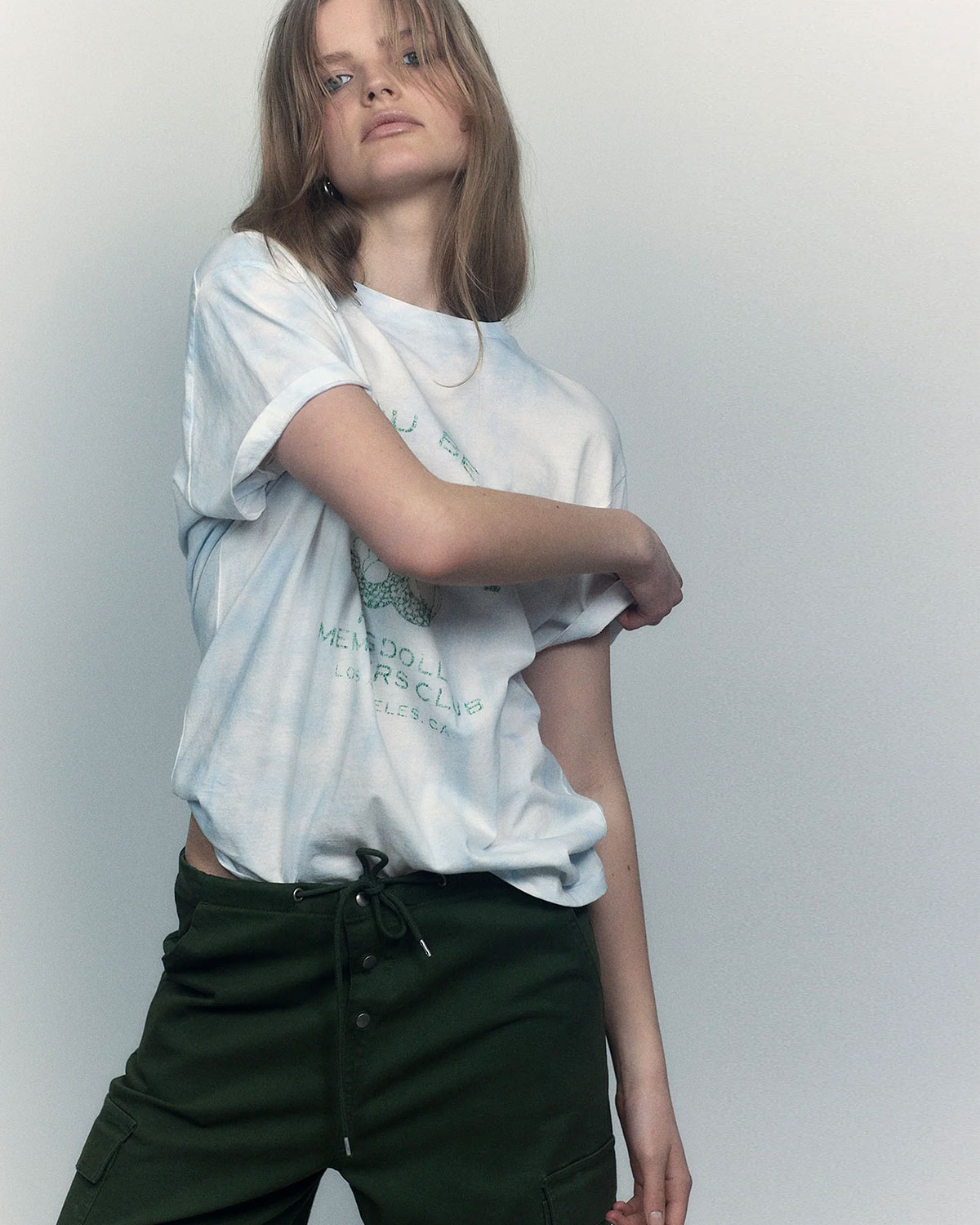 Tee-shirt manches courtes tie an dye blanc et bleu sérigraphie verte Malibu Beach Ragdoll Members club Ragdoll LA. Porté avec un jogging. 