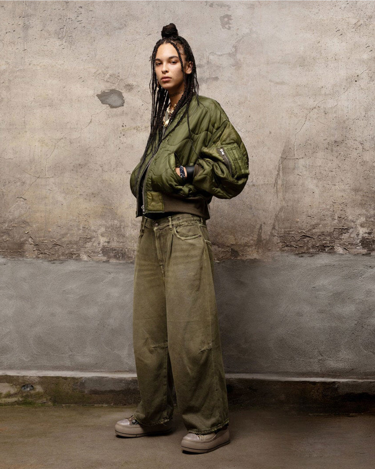 Blouson bombers kaki Refurbished Liner Bomber Olive R13 Denim. Porté profil. 