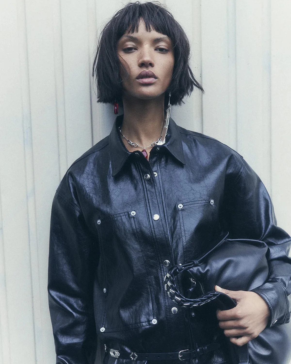 Mini robe chemise manches longues effet cuir noir brillant Ayali Isabel Marant Etoile. D&eacute;tail du col port&eacute;.