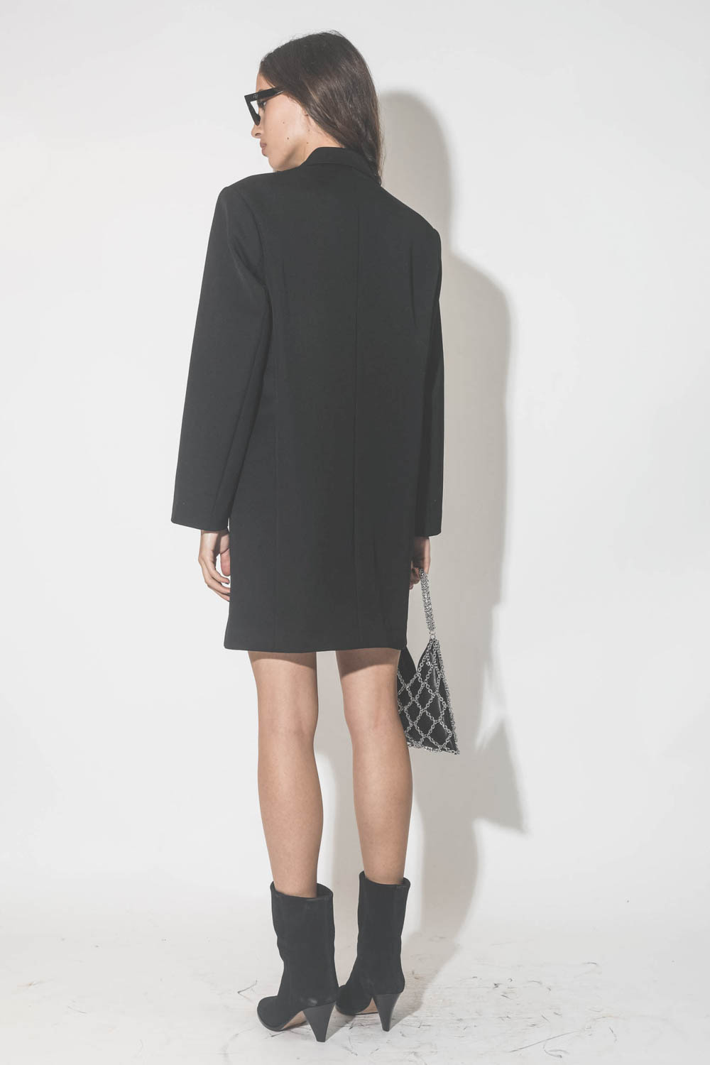 Robe courte esprit blazer noir Quinn Anine Bing. Porté de dos.