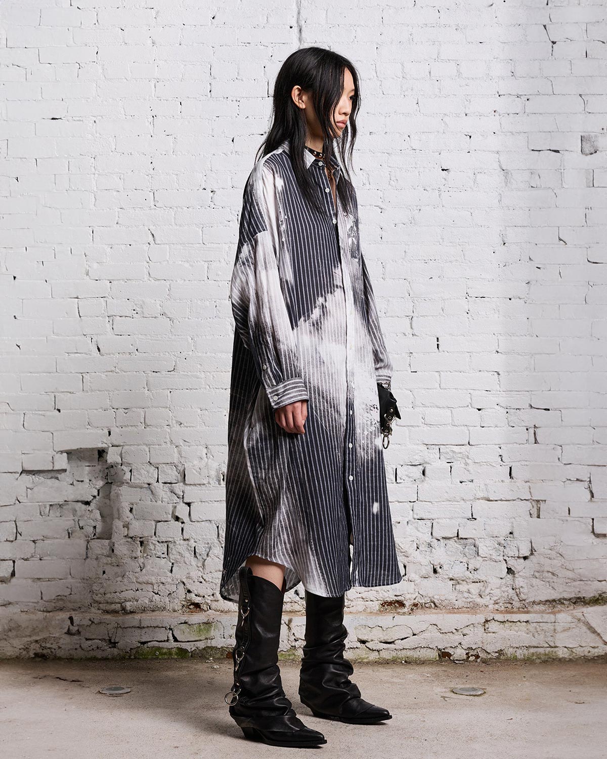 Robe chemise manches longues &agrave; rayures tie and dye noir et blanc R13. Port&eacute; avec des bottes.