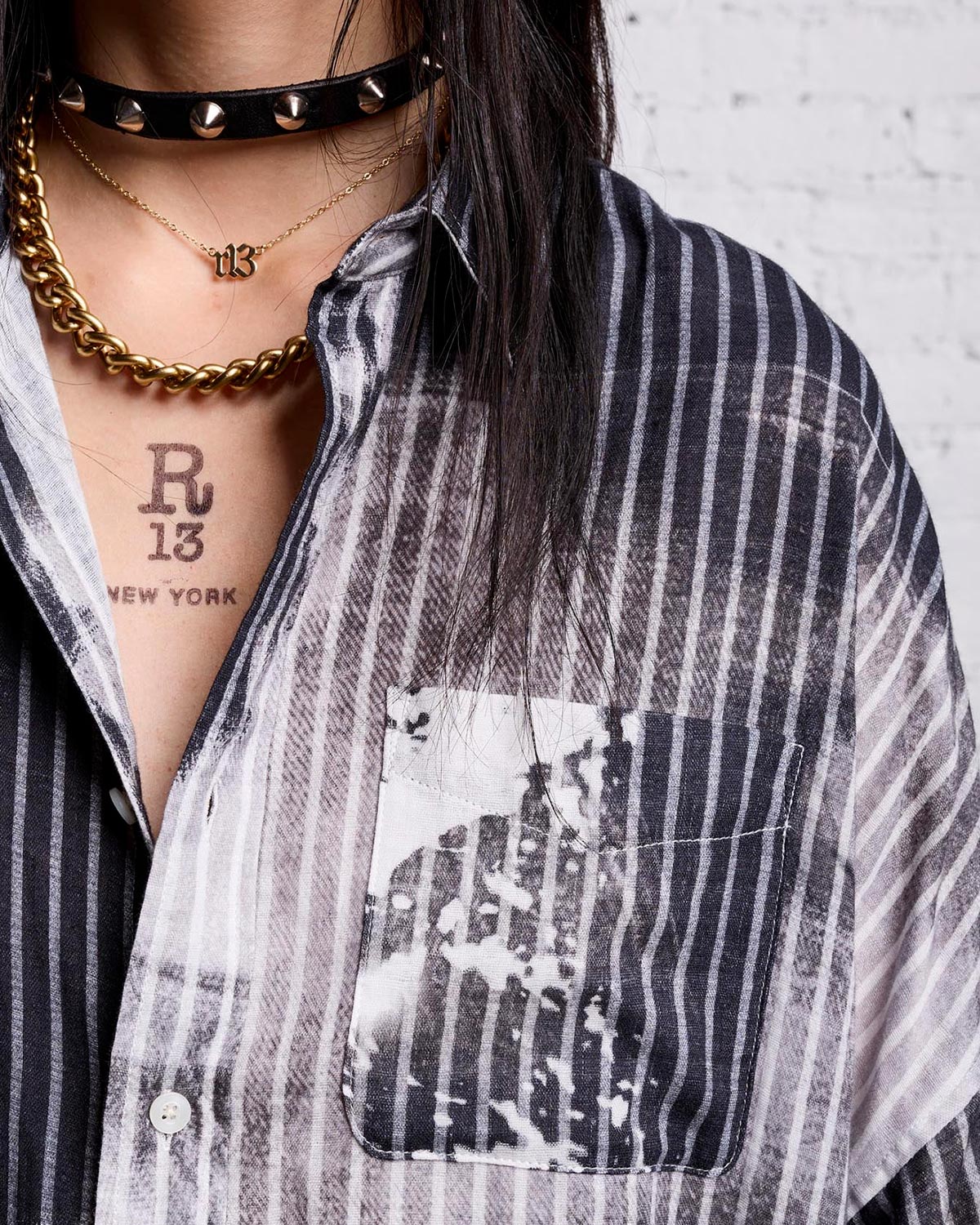 Robe chemise manches longues &agrave; rayures tie and dye noir et blanc R13. D&eacute;tail de la poche poitrine.