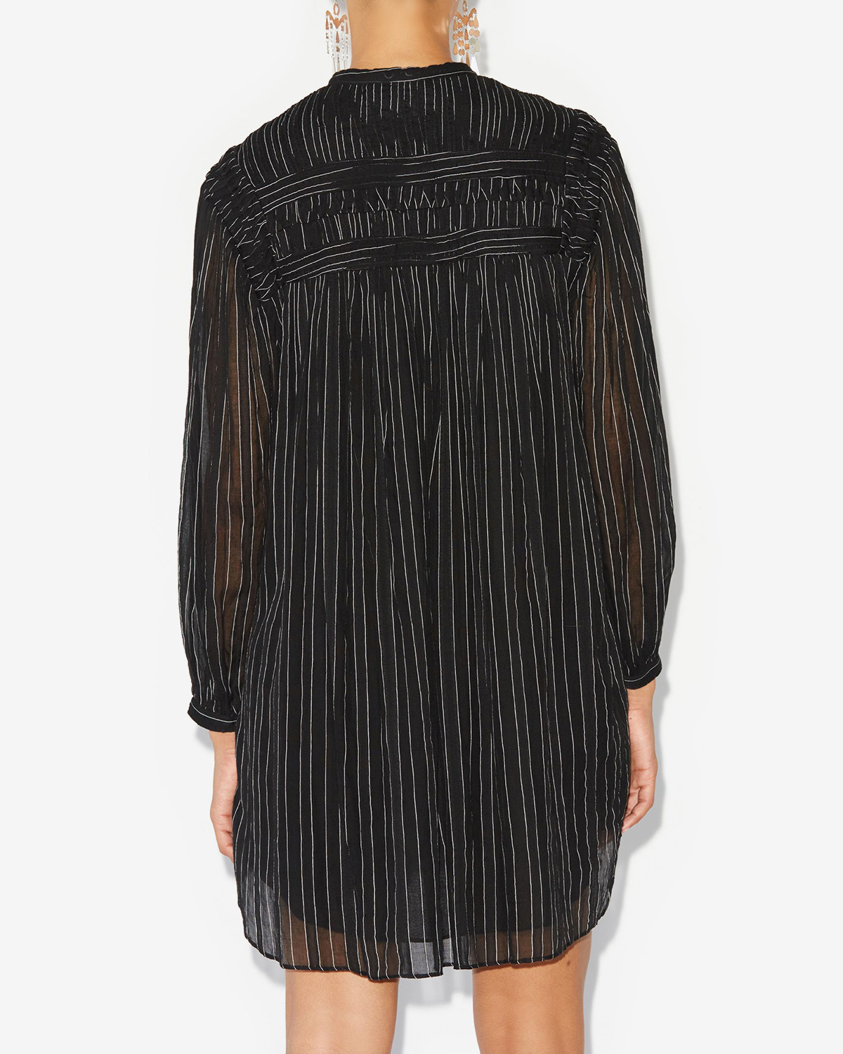 Robe courte manches longues coton rayé noir Leozi Isabel Marant Etoile. Porté de dos sans ceinture.