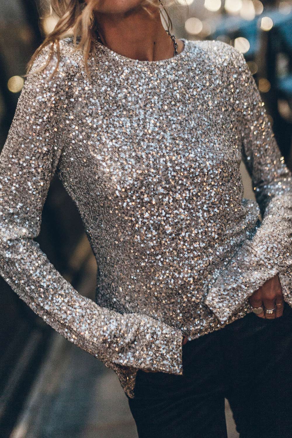 Top manches longues dos nu à paillettes argent Mikuta. Porté de face.