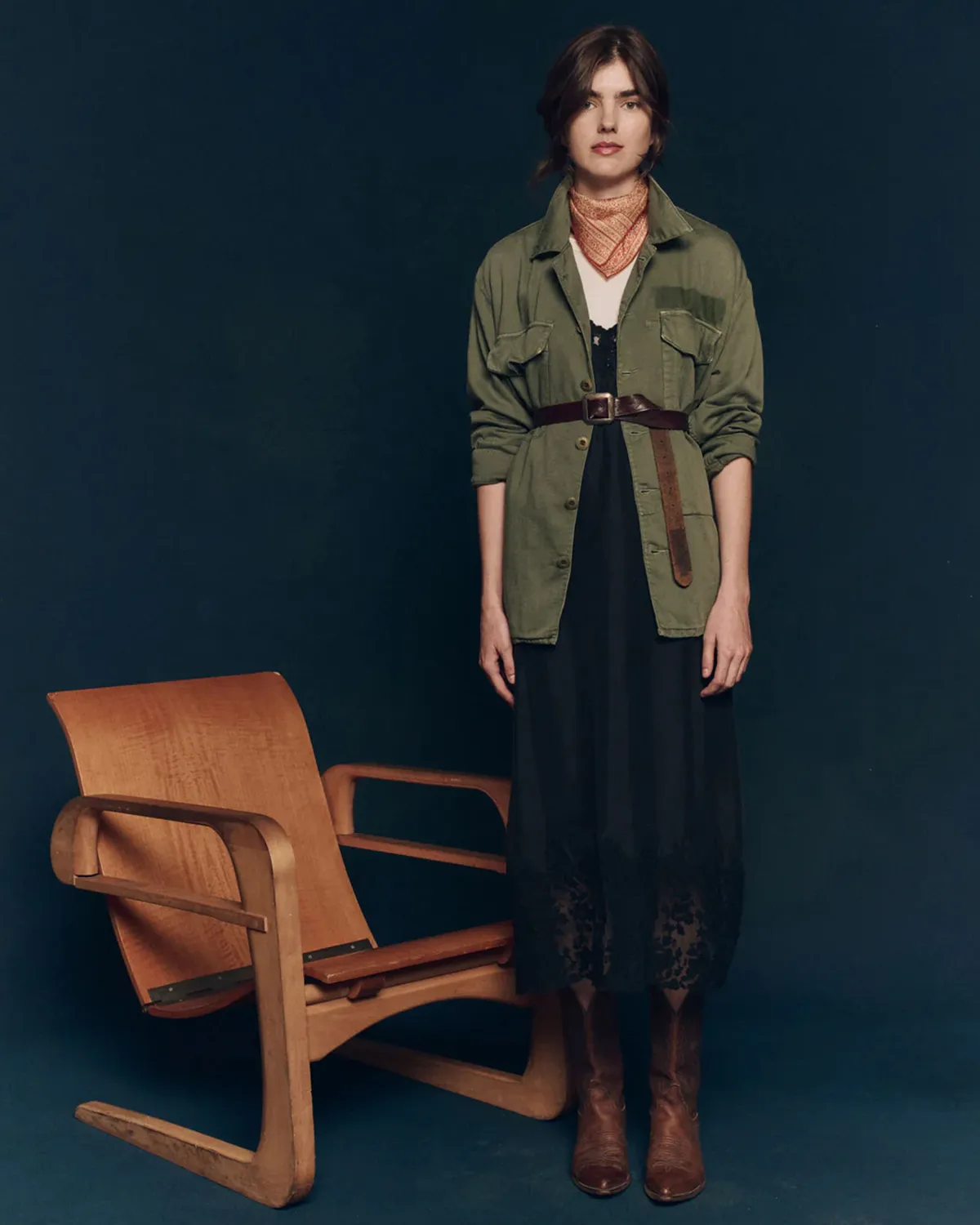 Robe midi fines bretelles en soie et dentelle noire Legacy The Great. Porté avec une veste army kaki.