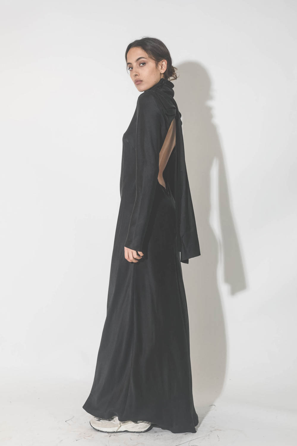 Robe longue en satin de soie dos nu Nathalie Vautrait. Porté de profil.