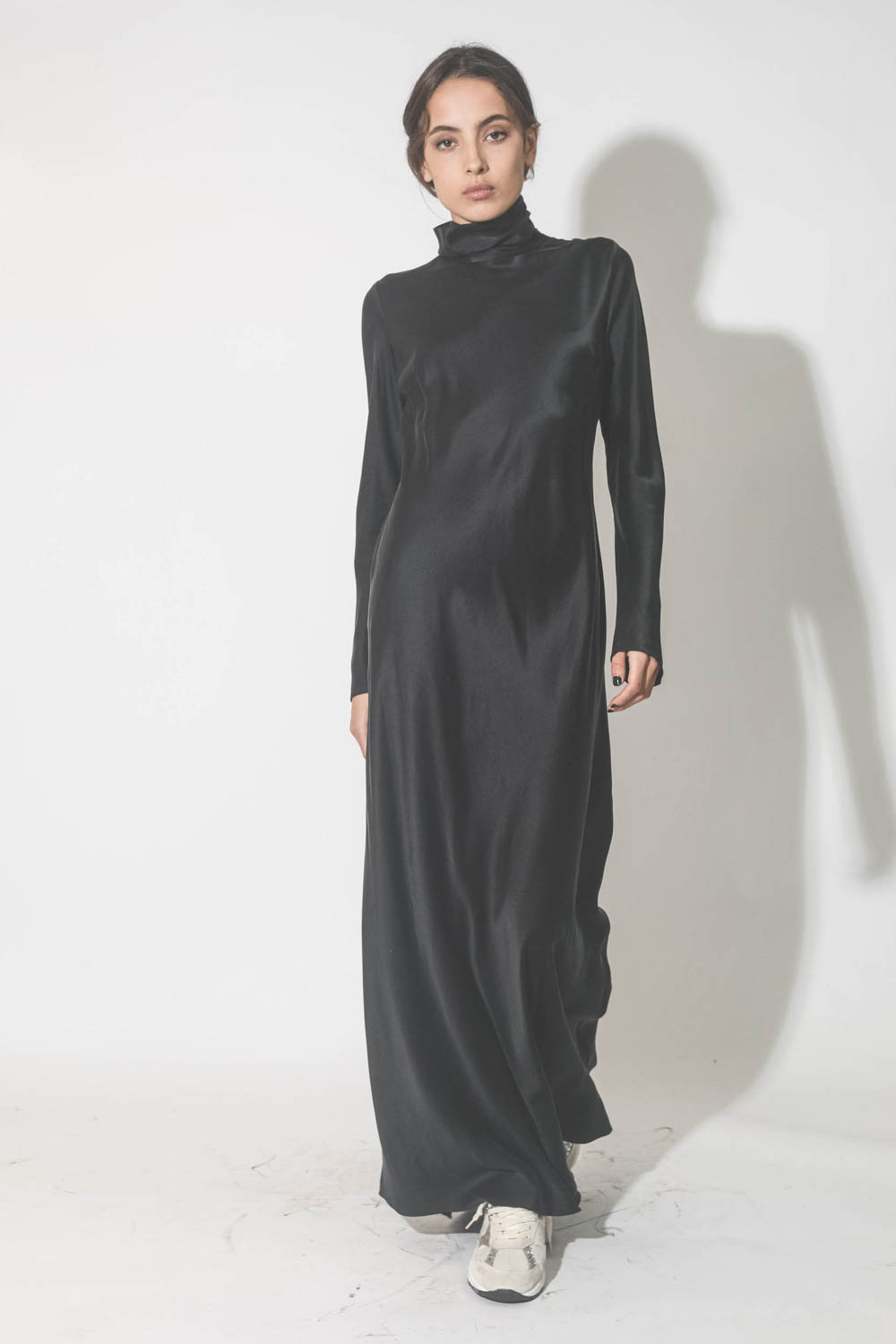 Robe longue en satin de soie dos nu Nathalie Vautrait. Porté de face.