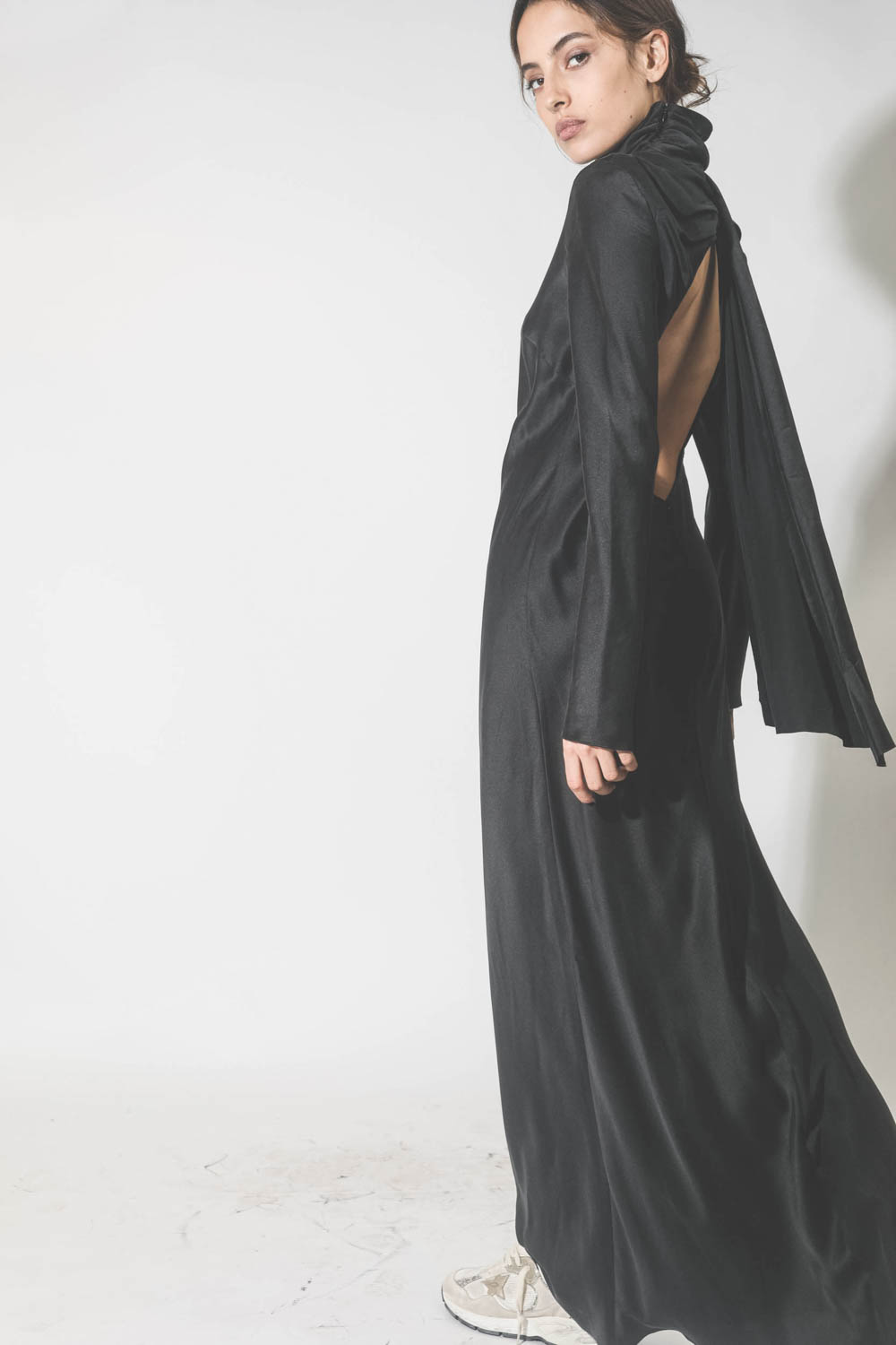 Produit Robe longue en satin de soie dos nu Nathalie Vautrait. Détail du dos avec sa longue écharpe noire.