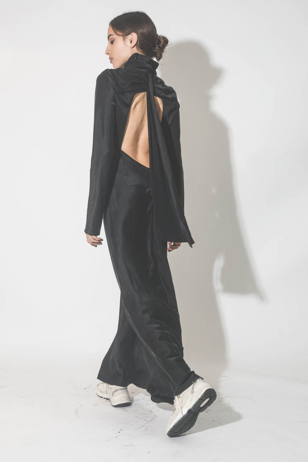 Robe longue en satin de soie dos nu Nathalie Vautrait. Détail du dos-nu.