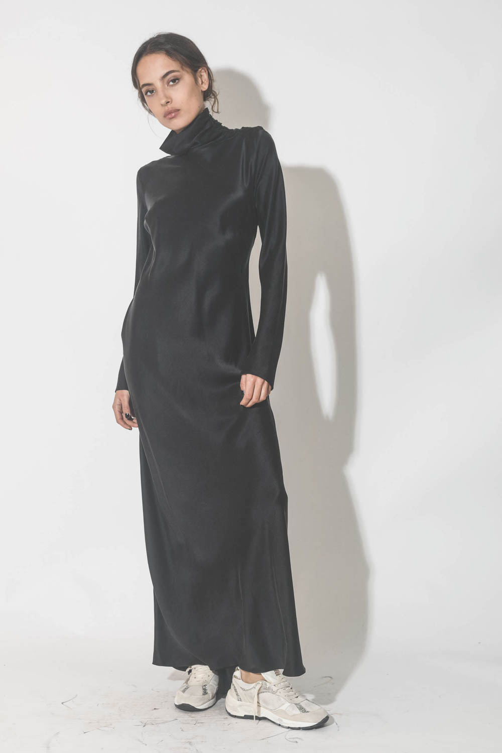 Robe longue en satin de soie dos nu Nathalie Vautrait. Porté avec des baskets.