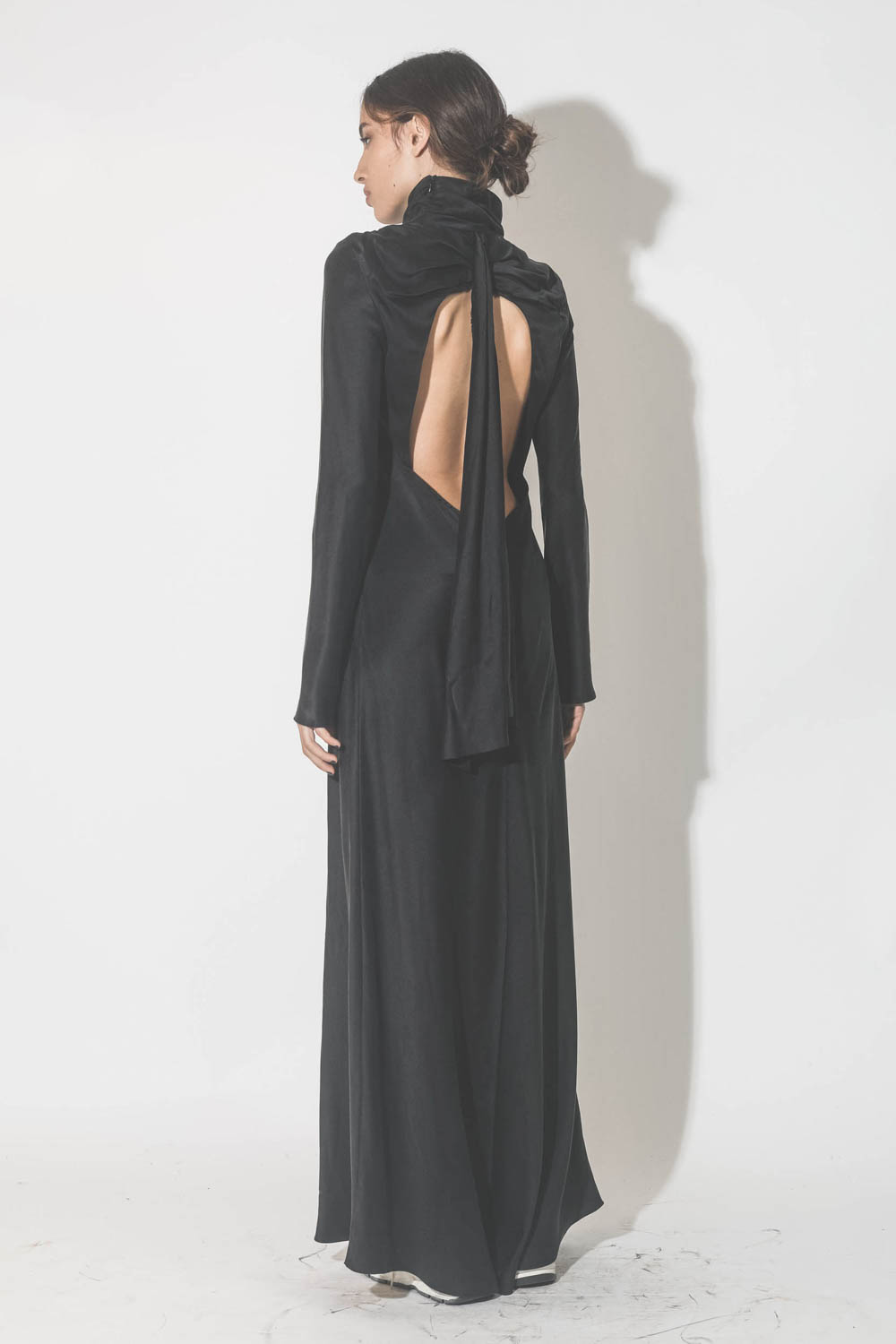 Robe longue en satin de soie manches longues dos nu Nathalie Vautrait. 