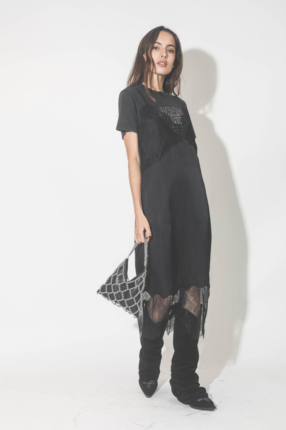 Robe fines bretelles en soie et dentelle noire Amélie Anine Bing. Porté en superposition sur un tee-shirt noir.