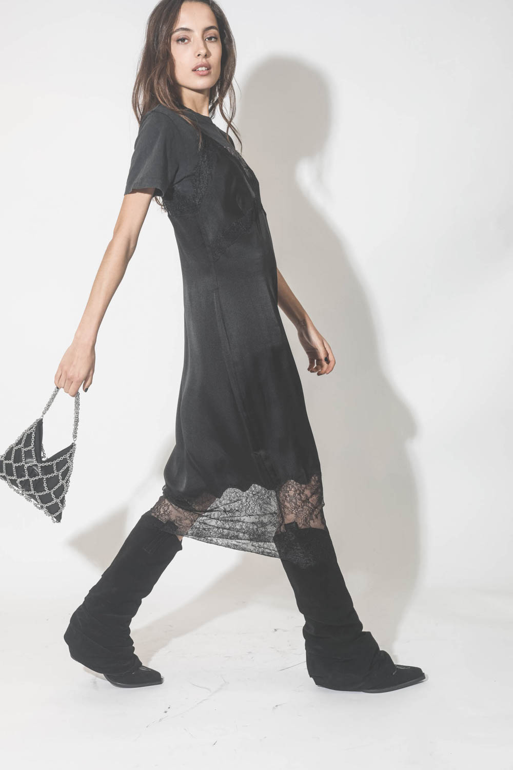 Robe fines bretelles en soie et dentelle noire Amélie Anine Bing. Porté de profil.