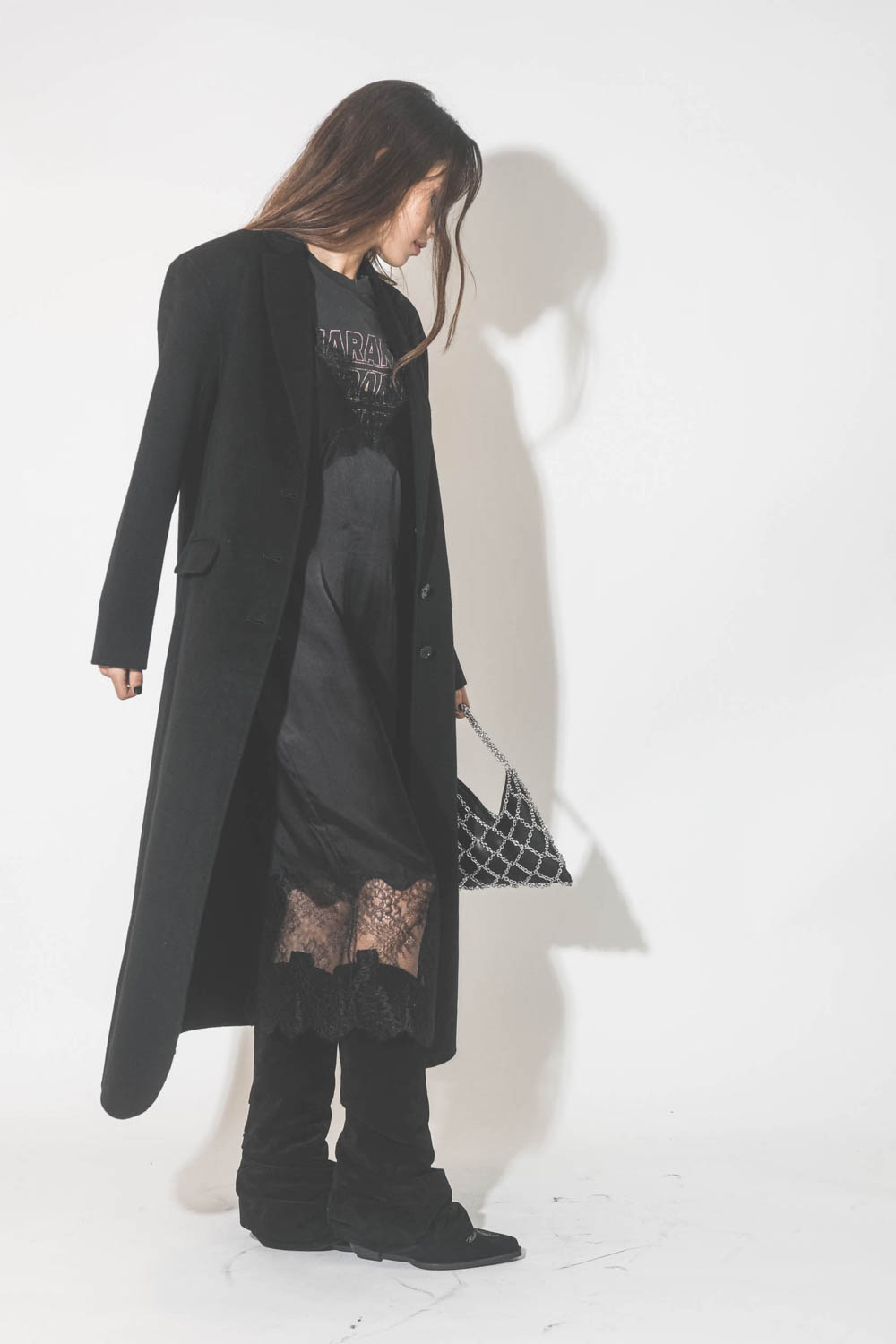 Robe fines bretelles en soie et dentelle noire Amélie Anine Bing. Porté avec un long manteau en cachemire noir.