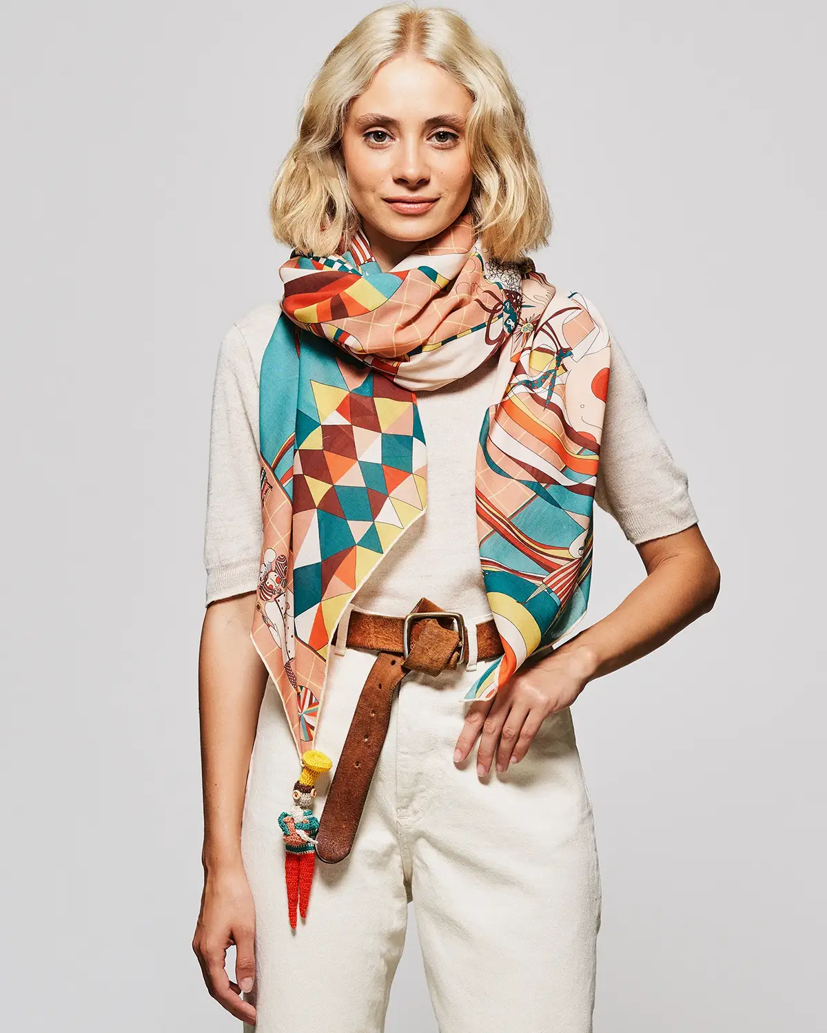 Foulard paréo en coton imprimé Rumi Su porté autour du cou 137 x 137 cm.