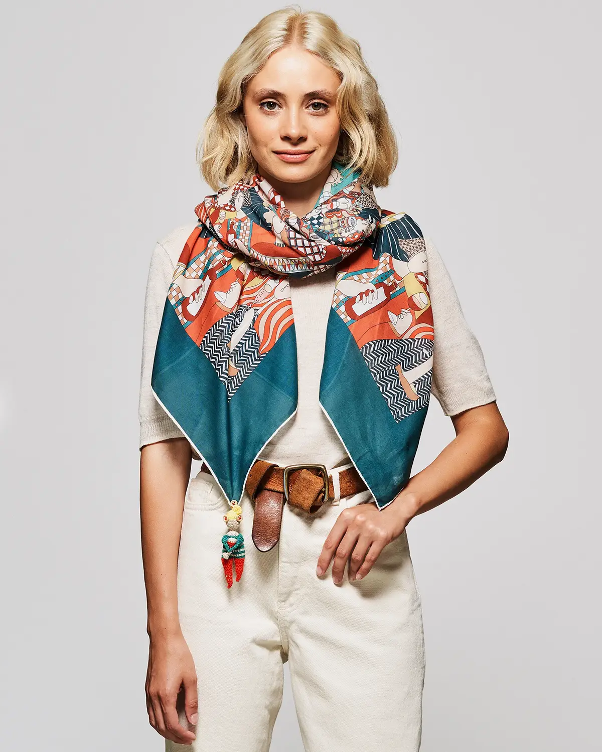 Foulard paréo en voile de coton imprimé Rumi Su porté autour du cou. 137 cm x 137 cm.