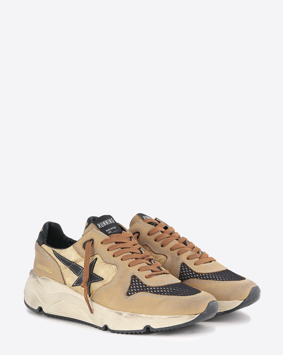 Produit Sneakers Running Sole Golden Goose Homme beige, étoile filante noire, arrière en cuir noir. Vue de face.
