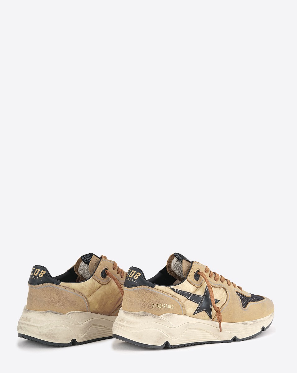Sneakers Running Sole Golden Goose Homme beige, &eacute;toile filante noire, arri&egrave;re en cuir noir. Vue de dos.
