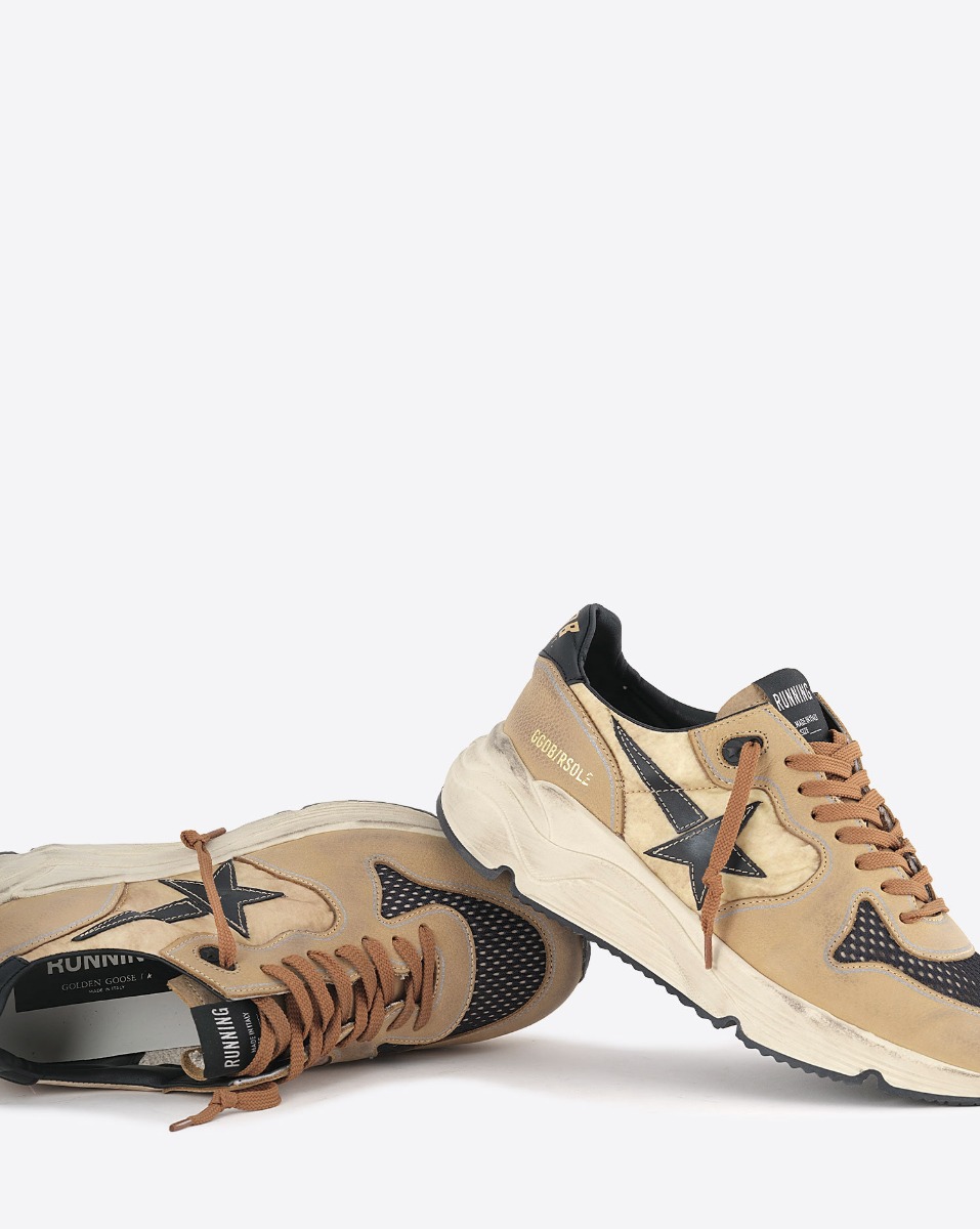 Sneakers Running Sole Golden Goose Homme beige, &eacute;toile filante noire, arri&egrave;re en cuir noir. D&eacute;tail de la semelle. 