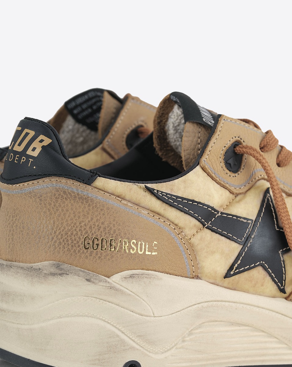 Sneakers Running Sole Golden Goose Homme beige, &eacute;toile filante noire, arri&egrave;re en cuir noir. D&eacute;tail mati&egrave;re. 