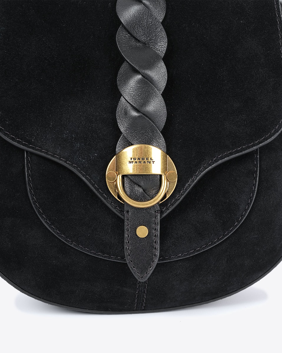 Sac Altay Small Isabel Marant en cuir suédé noir. Porté épaule ou croisé. Détail de la fermeture rabat aimanté avec une patte en cuir lisse tressée noir et un fermoir en métal doré gravé "Isabel Marant". 