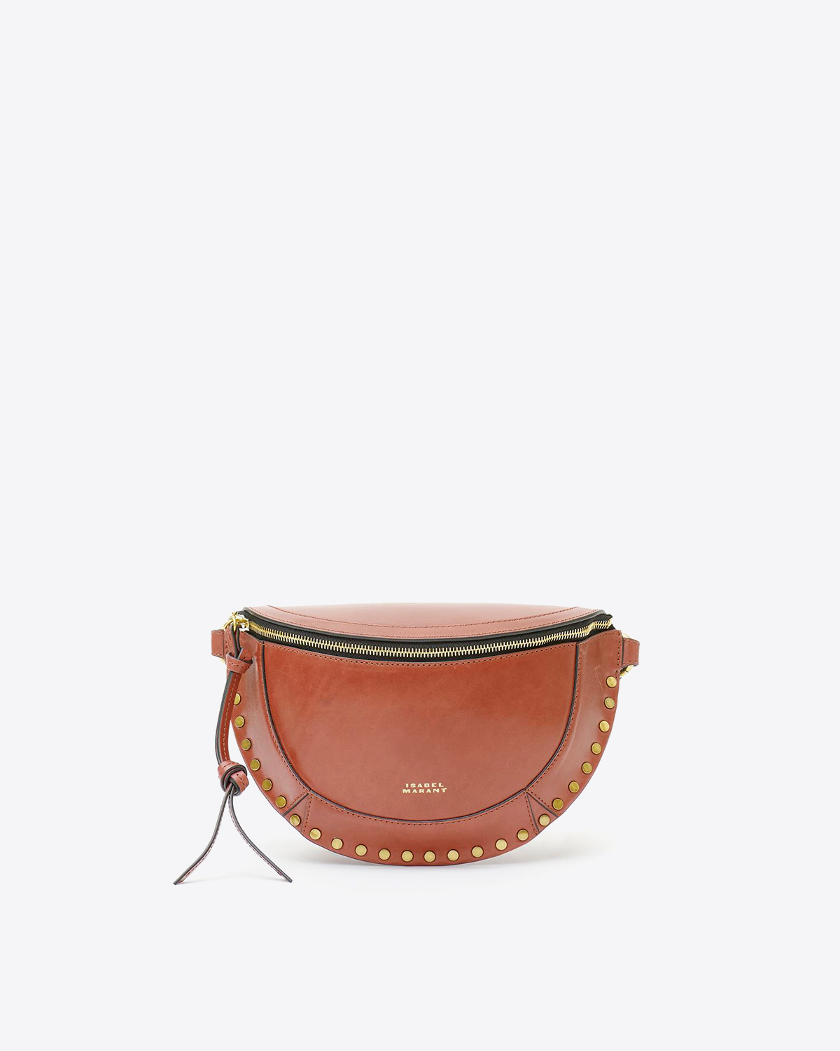 Sac banane en cuir cognac clouté Skano Isabel Marant. porté à la taille.