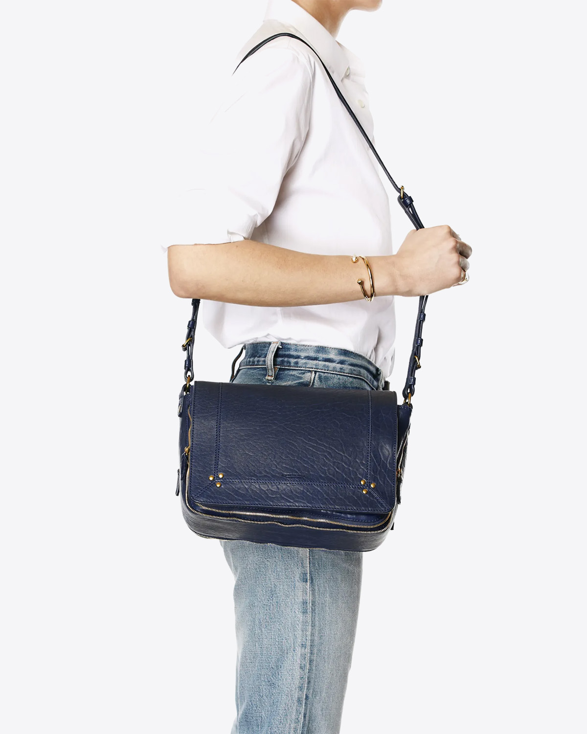 Sac bandoulière en cuir agneau bubble bleu saphir Igor Jérôme Dreyfuss. Porté profil. 