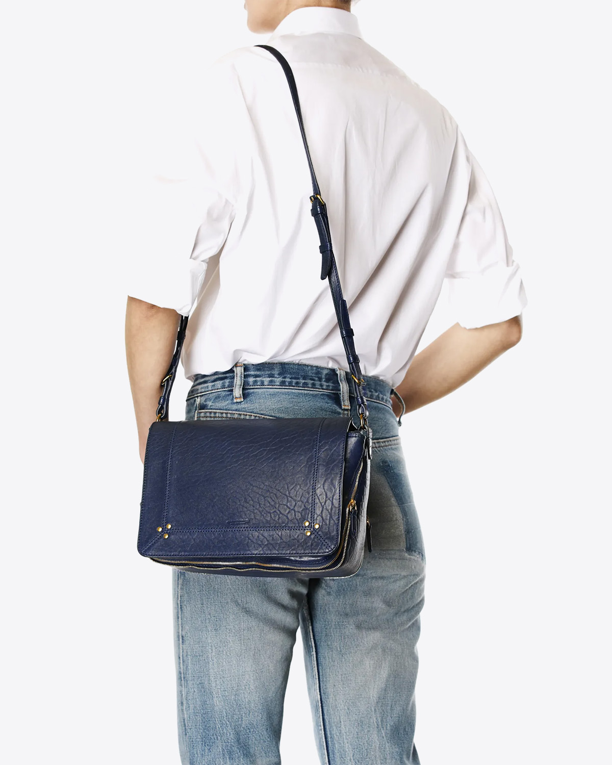 Sac bandoulière en cuir agneau bubble bleu saphir Igor Jérôme Dreyfuss. Porté dos. 