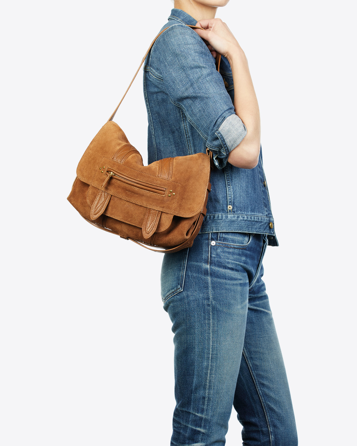 Sac bandoulière réglable en cuir suédé Tabac Joe M Jérôme Dreyfuss. Porté épaule.
