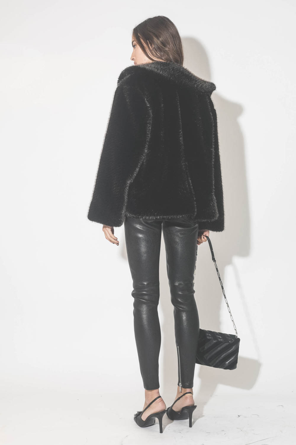 Sac en cuir noir bi-matière chaine argent Merine Isabel Marant. Porté dos.