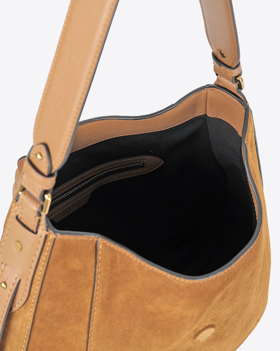Sac Altay Hobo Isabel Marant en cuir suédé cognac. Porté main ou épaule. Détail de la poche intérieur zippée. 