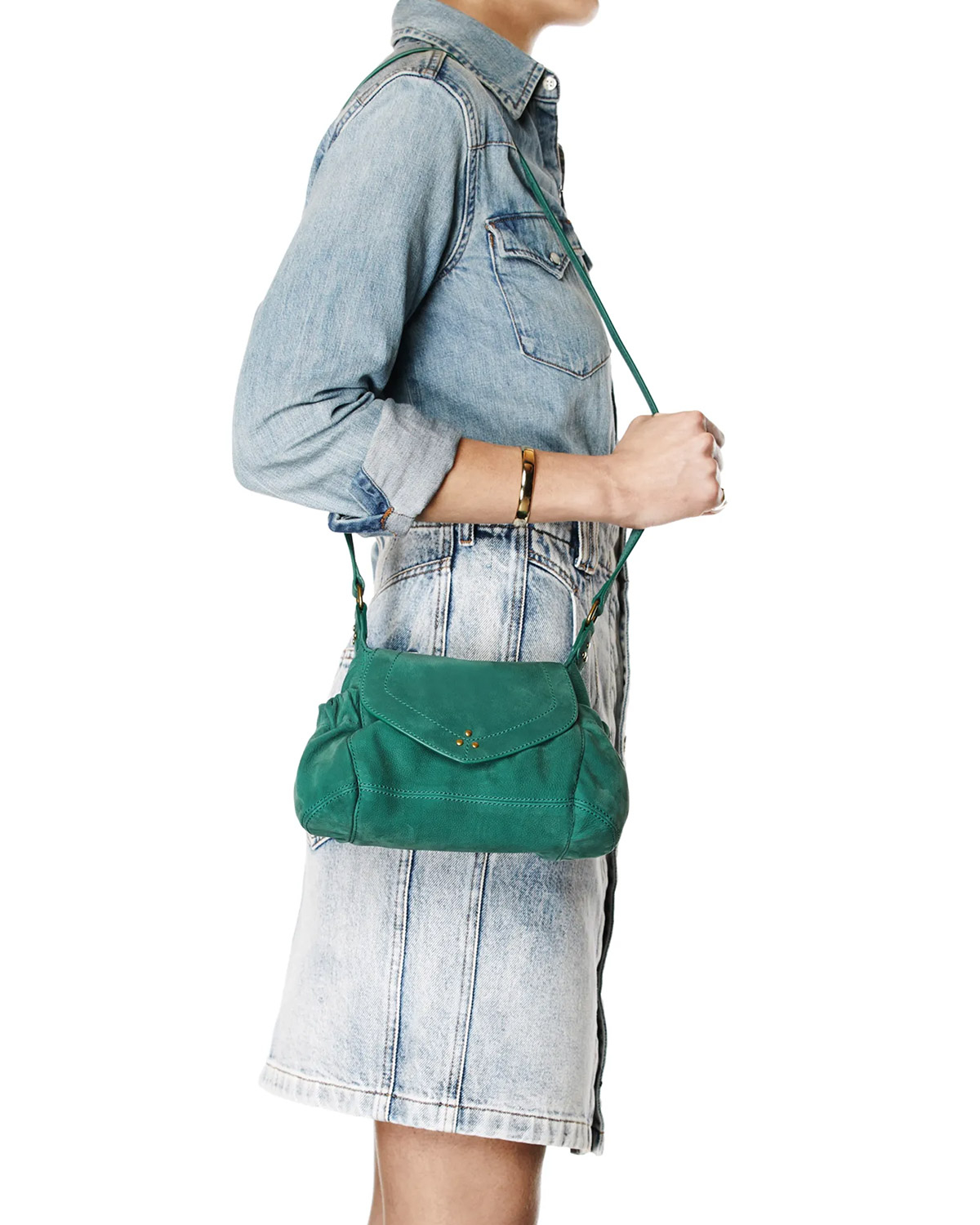 Sac bandoulière Helmut S calfskin jade Jérôme Dreyfuss. Porté épaule.