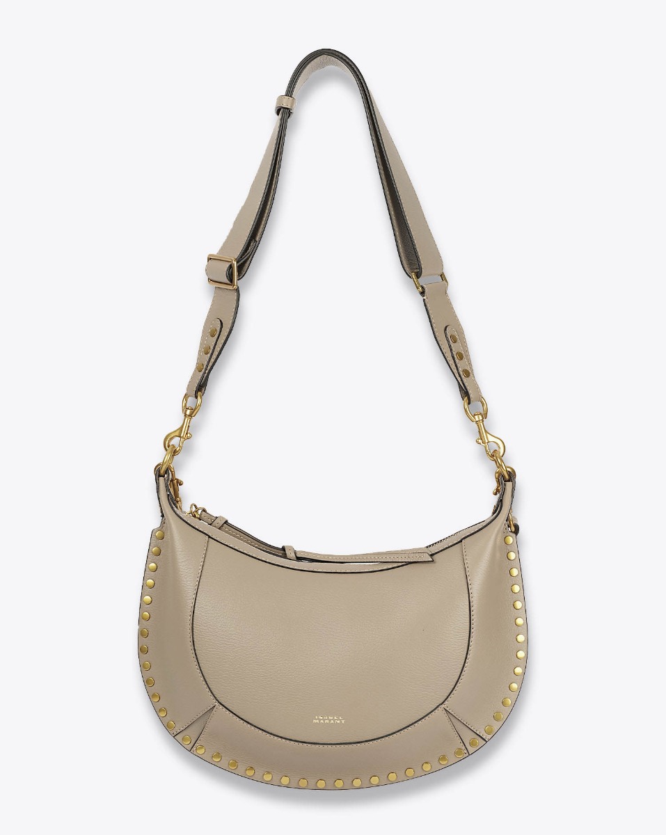 Sac Naoko Isabel Marant en cuir grainé taupe. Anse courte et bandoulière longue amovible et réglable. Porté épaule et main ou épaule et croisé. Face. Bandoulière longue.
