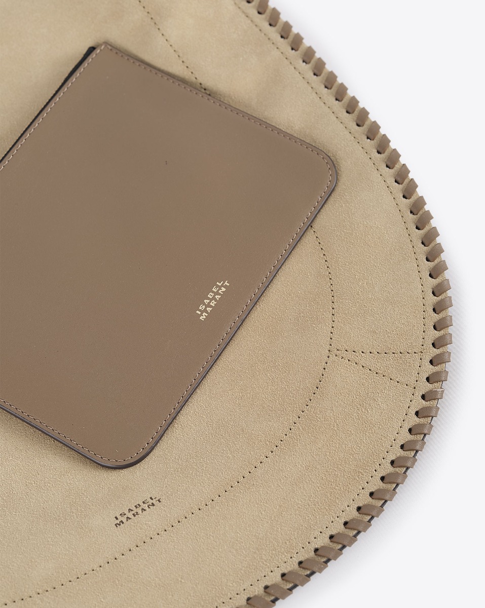 Sac Oskan Hobo Soft Isabel Marant en cuir suédé sable tréssé. Détail de la pochette en cuir et du tressage autour du sac. 