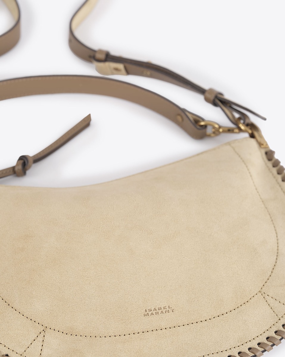 Sac Oskan Soft Zip tréssé Isabel Marant en cuir suédé sable. Détail du cuir et du logo embossé Isabel Marant. 