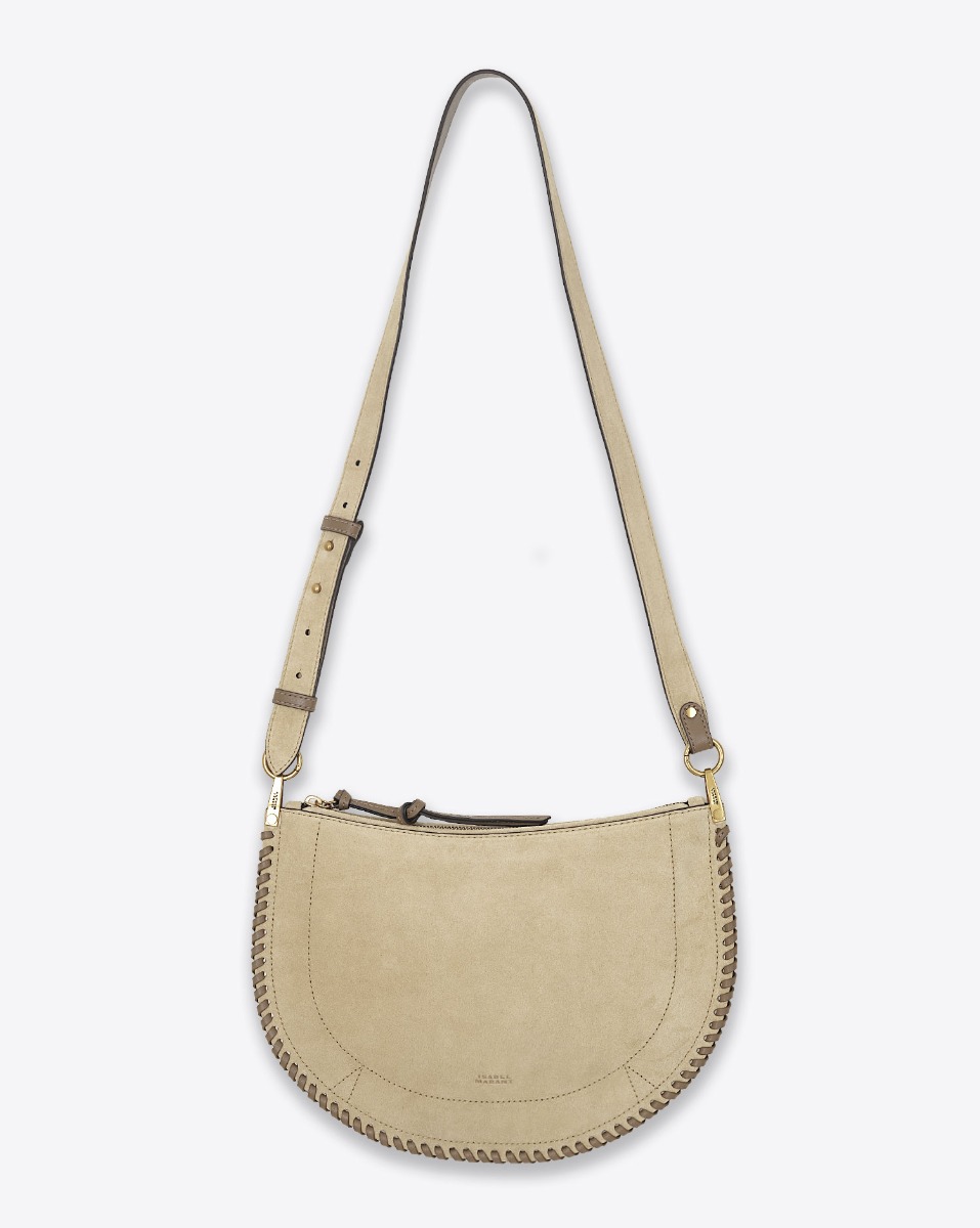Sac Oskan Soft Zip tréssé Isabel Marant en cuir suédé sable. Vue de face. Détail de la bandoulière amovible et réglable. 