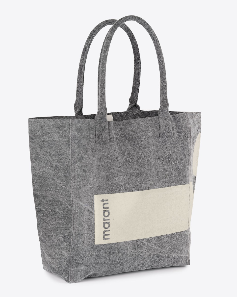 Cabas Yenky Small Isabel Marant en coton écoresponsable, anthracite, logo vert d'eau. Vue de profil. Détail du logo Marant.