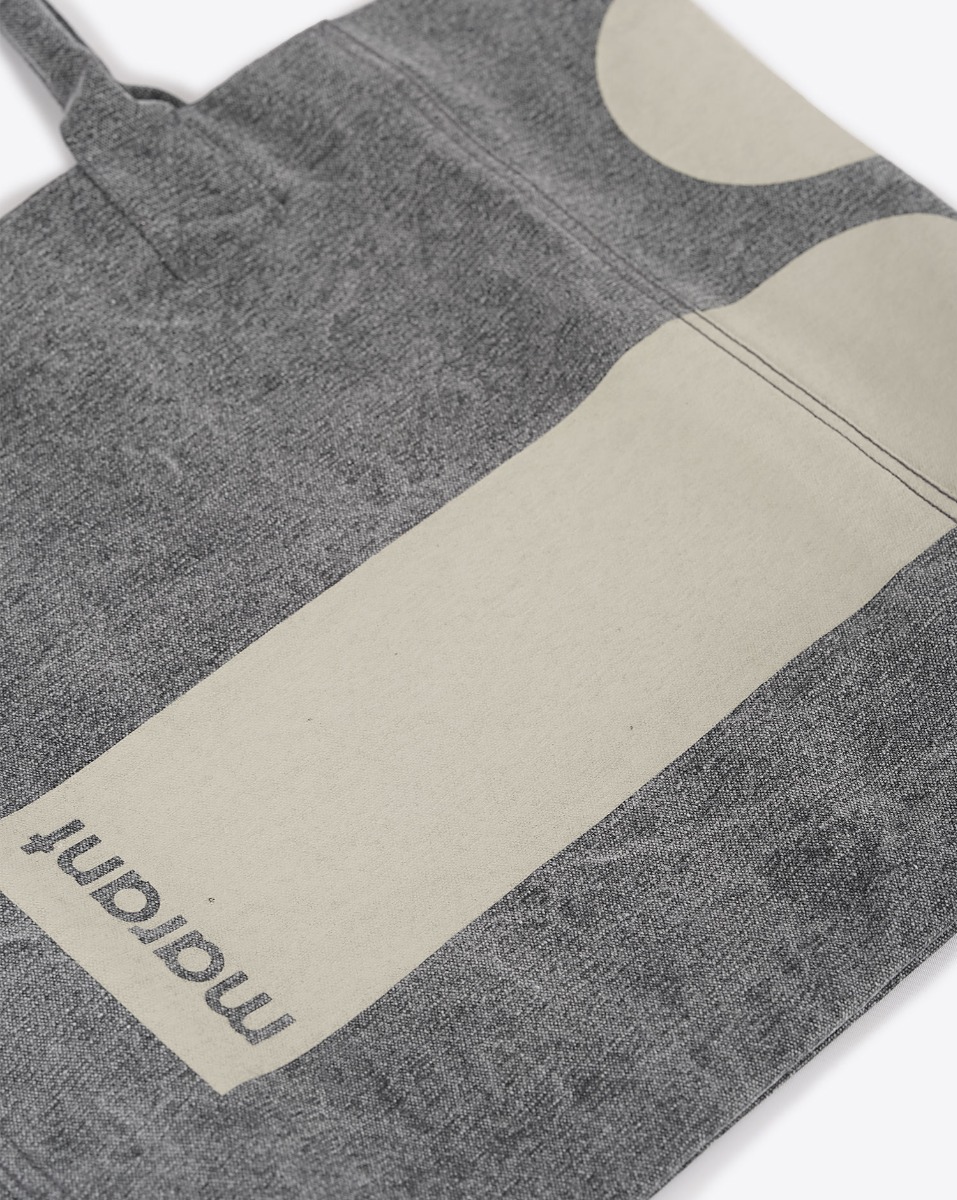 Cabas Yenky Isabel Marant en toile de coton écoresponsable, anthracite, logo vert d'eau. Détail du logo Marant.