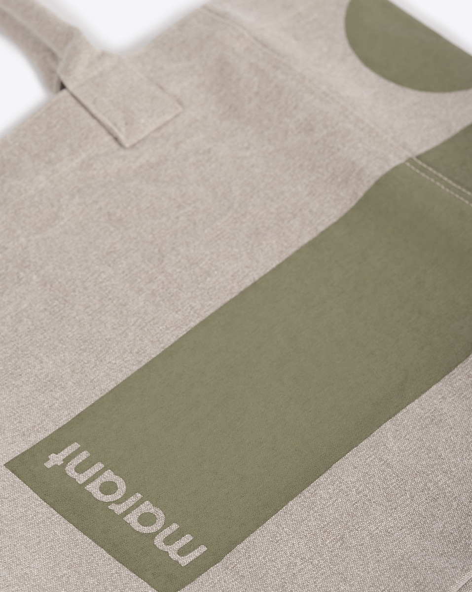 Cabas Yenky Isabel Marant en coton écoresponsable, beige, logo kaki. Détail du logo Marant.