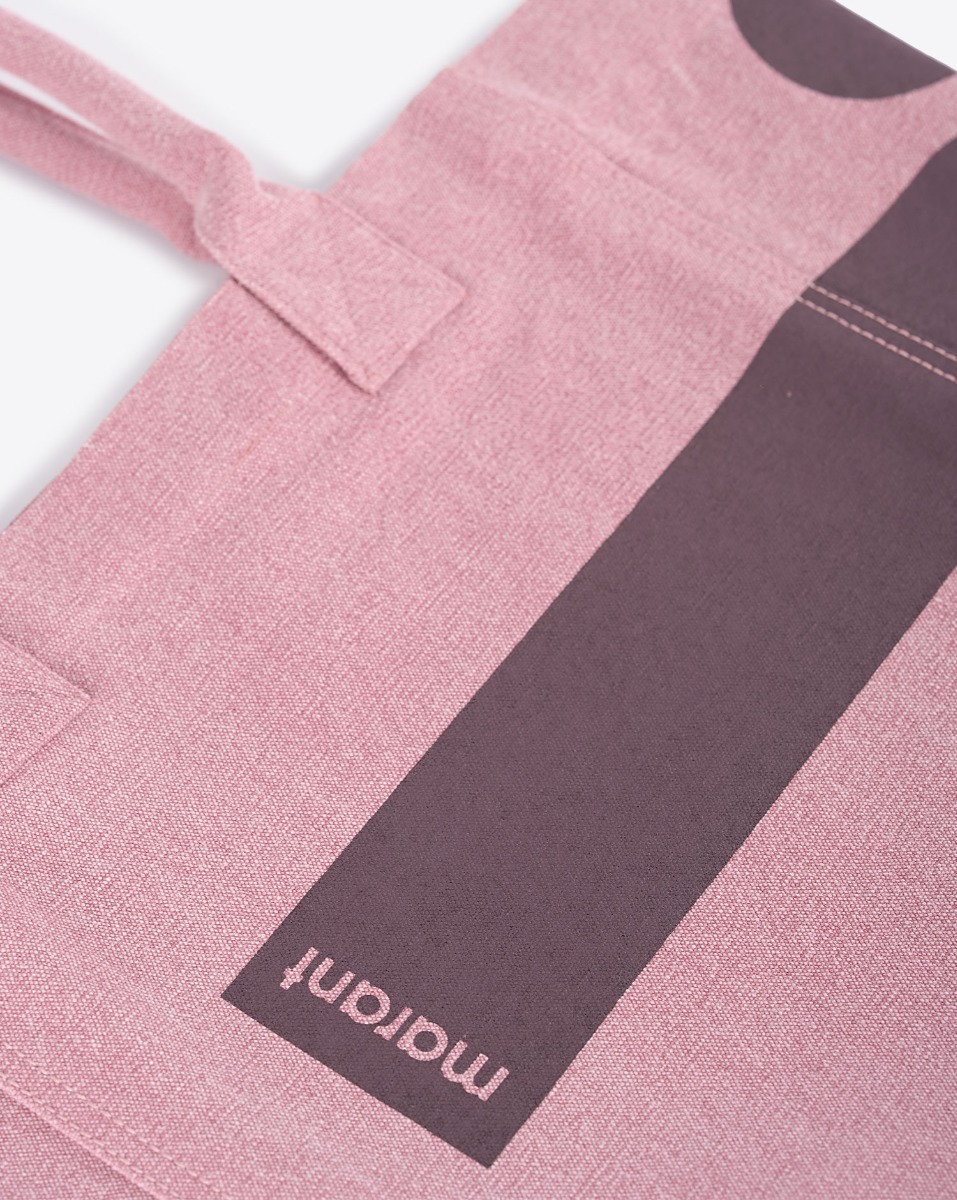 Cabas Yenky Small Isabel Marant en coton écoresponsable, rose, logo bordeaux. Détail du logo Marant.