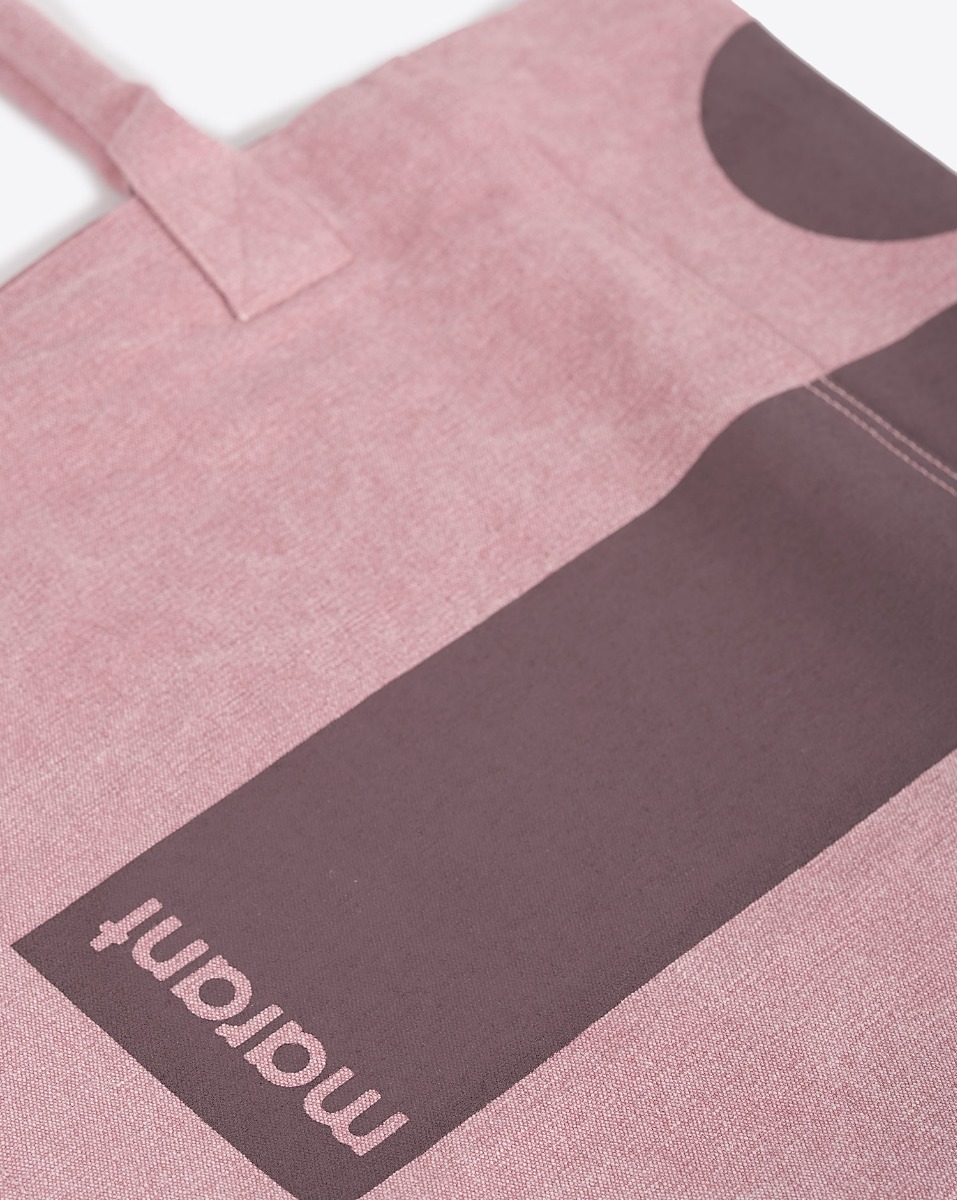 Cabas Yenky Isabel Marant en coton écoresponsable, rose, logo bordeaux. Détail du logo Marant.