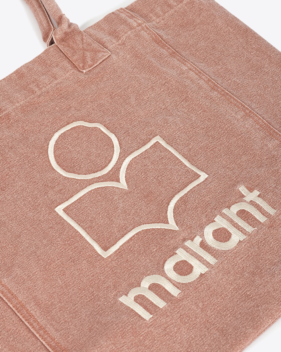 Produit Sac cabas Yenky Isabel Marant en toile délavé rust logo "MARANT" brodé blanc. Porté main ou épaule. Détail de la toile de coton avec logo brodé blanc.