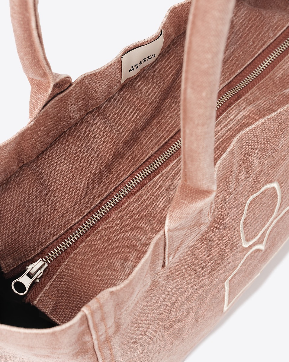 Produit Cabas en toile Yenky zip Isabel Marant. Coloris Rust délavé avec logo "MARANT" brodé devant. Porté main ou épaule. Détail de la fermeture zippée.